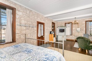 1 bedroom, iron/ironing board, free WiFi, bed sheets - Itz Inn Back Courtyard Suite | Sleeps 2 | Next to Hondo's On Main Street (Fredericksburg)