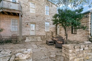 Terrace/patio - Itz Inn Back Courtyard Suite | Sleeps 2 | Next to Hondo's On Main Street (Fredericksburg)