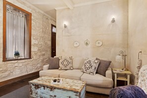 TV - Itz Inn Back Courtyard Suite | Sleeps 2 | Next to Hondo's On Main Street (Fredericksburg)