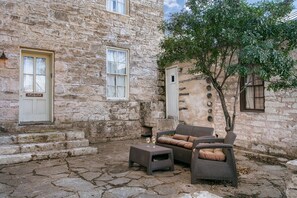 Terrace/patio - Itz Inn Back Courtyard Suite | Sleeps 2 | Next to Hondo's On Main Street (Fredericksburg)