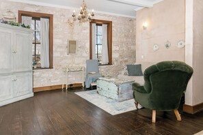 TV - Itz Inn Back Courtyard Suite | Sleeps 2 | Next to Hondo's On Main Street (Fredericksburg)