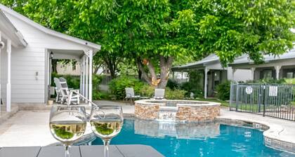 Absolutamente encantador Main St Retreat Kilt and Clover, King Bed, In Town, Pool / Hot Tub access!