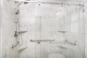 Combined shower/bathtub, hair dryer, towels