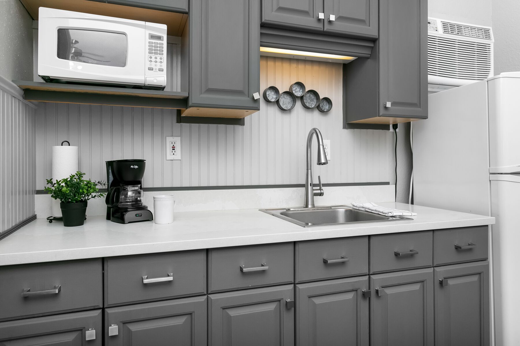 Kühlschrank, Mikrowelle, Wasserkocher mit Kaffee-/Teezubehör