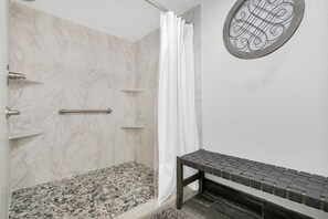 Regadera, secadora de cabello, toallas 