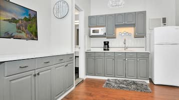 Køleskab, mikrobølgeovn, kaffe-/temaskine