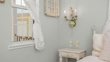 Tabla de planchar con plancha, wifi gratis y ropa de cama