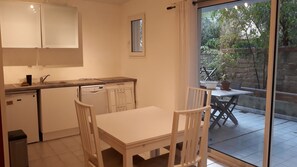 Réfrigérateur, micro-ondes, plaque de cuisson, lave-vaisselle