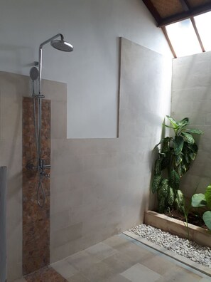 Haartrockner, Handtücher, Seife, Toilettenpapier
