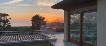 Villa con meravigliosa vista lago di Garda, giardino e piscina