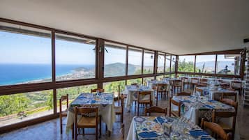 Déjeuner et dßner servis sur place, spécialités Cuisine italienne