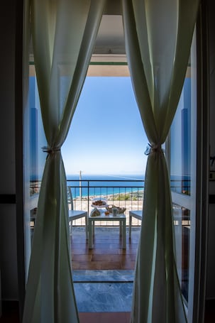 Balcony. Hotel Ristorante Madonna Della Scala