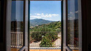 A balcony with a view of a mountainous landscape. - Hotel Ristorante Madonna Della Scala (Castellabate)