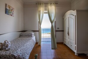 Panoramic-Dreibettzimmer, Balkon, Meerblick | 1 Schlafzimmer, hochwertige Bettwaren, individuell dekoriert