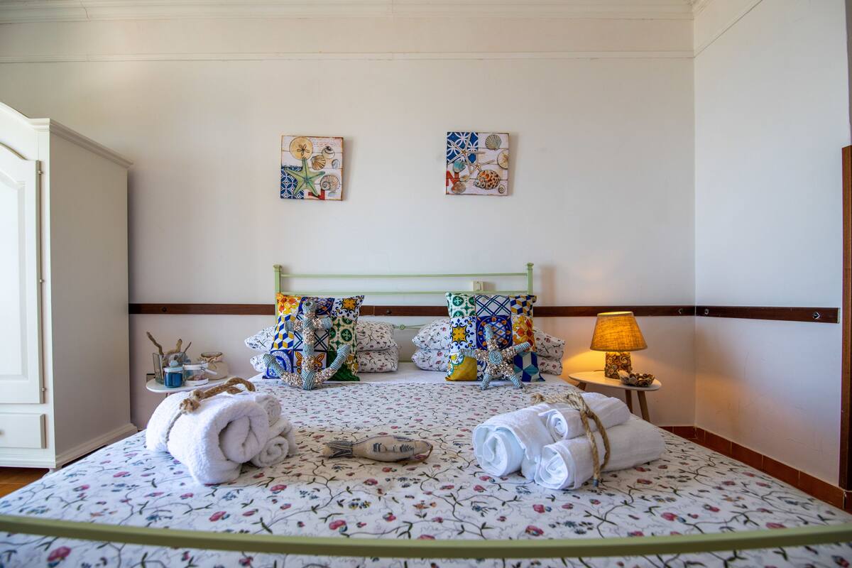 1 bedroom, premium bedding, desk, laptop workspace