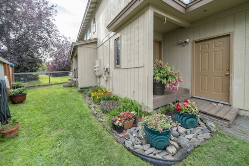 Polar Bear Den - Close to Airport, centrally located W/BBQ ; private entrance 