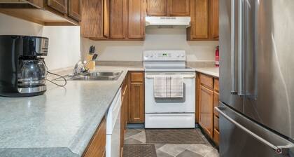 Polar Bear Den - Close to Airport, centrally located W/BBQ ; private entrance