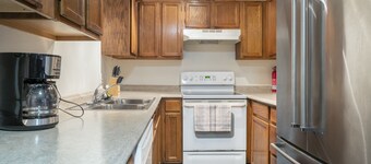 Polar Bear Den - Close to Airport, centrally located W/BBQ ; private entrance