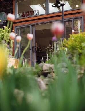 Exterior detail - Gallery Suite at eARTh  Studios  (Nelson)