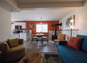 Smart TV, fireplace, books - Gallery Suite at eARTh  Studios  (Nelson)