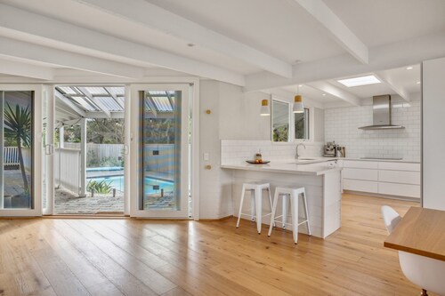 FABULOUS FOAM COASTAL HOLIDAY HOME, SOLAR POOL & ENTERTAINER, BLAIRGOWRIE