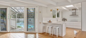 FABULOUS FOAM COASTAL HOLIDAY HOME, SOLAR POOL & ENTERTAINER, BLAIRGOWRIE