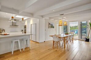 Fridge, microwave, oven, stovetop - FABULOUS FOAM COASTAL HOLIDAY HOME, SOLAR POOL & ENTERTAINER, BLAIRGOWRIE (Blairgowrie)