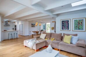 Smart TV, fireplace, video game console, Netflix - FABULOUS FOAM COASTAL HOLIDAY HOME, SOLAR POOL & ENTERTAINER, BLAIRGOWRIE (Blairgowrie)