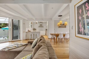 Smart TV, fireplace, video game console, Netflix - FABULOUS FOAM COASTAL HOLIDAY HOME, SOLAR POOL & ENTERTAINER, BLAIRGOWRIE (Blairgowrie)