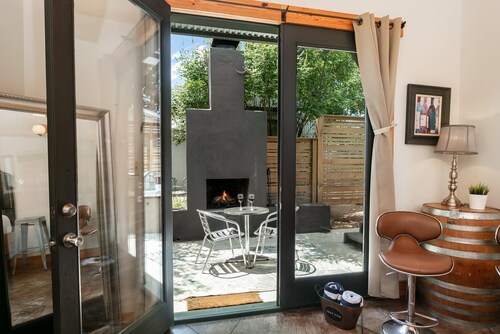 Patio Sisters Teagan Suite | King Bed | Hot Tub | Outdoor Fireplace