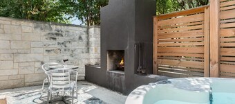 Patio Sisters Teagan Suite | King Bed | Hot Tub | Outdoor Fireplace