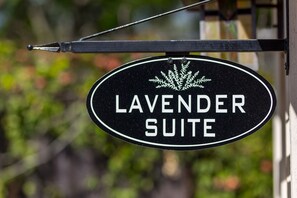Een bordje voor de Lavendel Suite.