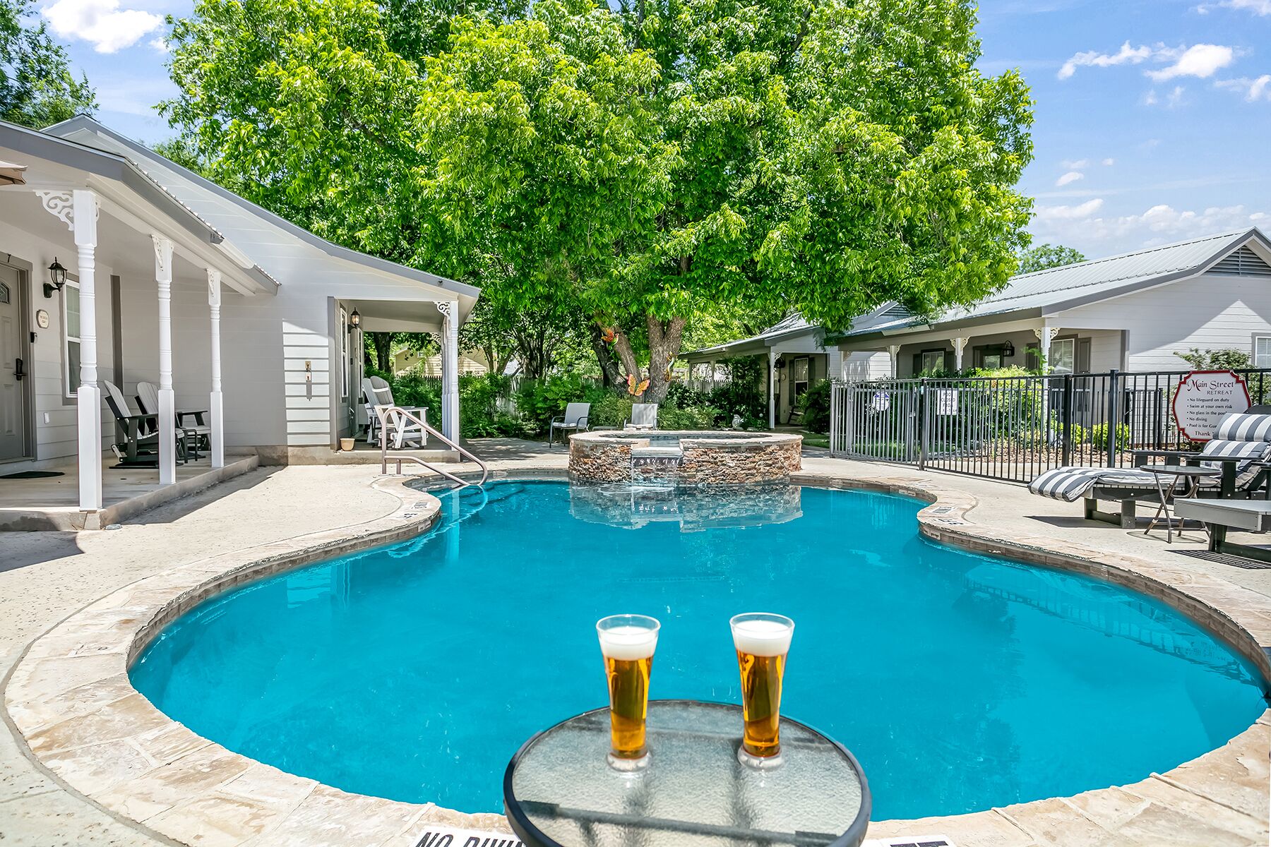 Main Street Retreat Journeys End | King Bed | In Town | Shared Hot Tub/Pool Access