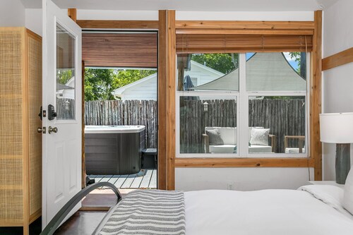 Speakeasy Cottages #2 |  Hot Tub & Sun Deck | 1/2 Block to Downtown | King Bed + more