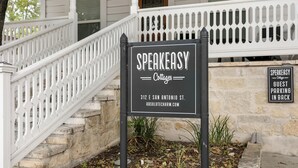 Señal de Speakeasy Cottages en 312 E San Antonio St.