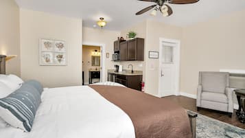 Tabla de planchar con plancha, wifi gratis y ropa de cama