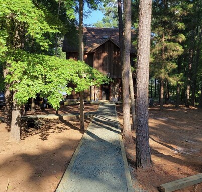 Log Cabin on Lake Front Property! New Spa!! New Grill! We have internet!