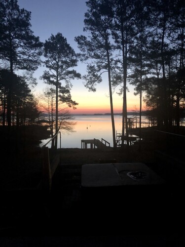Log Cabin on Lake Front Property! New Spa!! New Grill! We have internet!