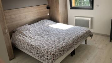 2 bedrooms, iron/ironing board, WiFi, bed sheets