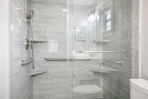 Combined shower/tub, hair dryer, towels