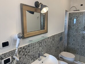 Haartrockner, Handtücher, Seife, Shampoo