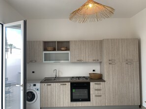 Kühlschrank, Ofen, Herdplatte, Wasserkocher mit Kaffee-/Teezubehör