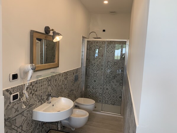 Haartrockner, Handtücher, Seife, Shampoo