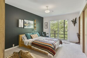 6 bedrooms, iron/ironing board, travel crib, WiFi - Reunion House: 6BR/4.5BA midcentury modern gem, 12 minutes from Kyle Field (Bryan)