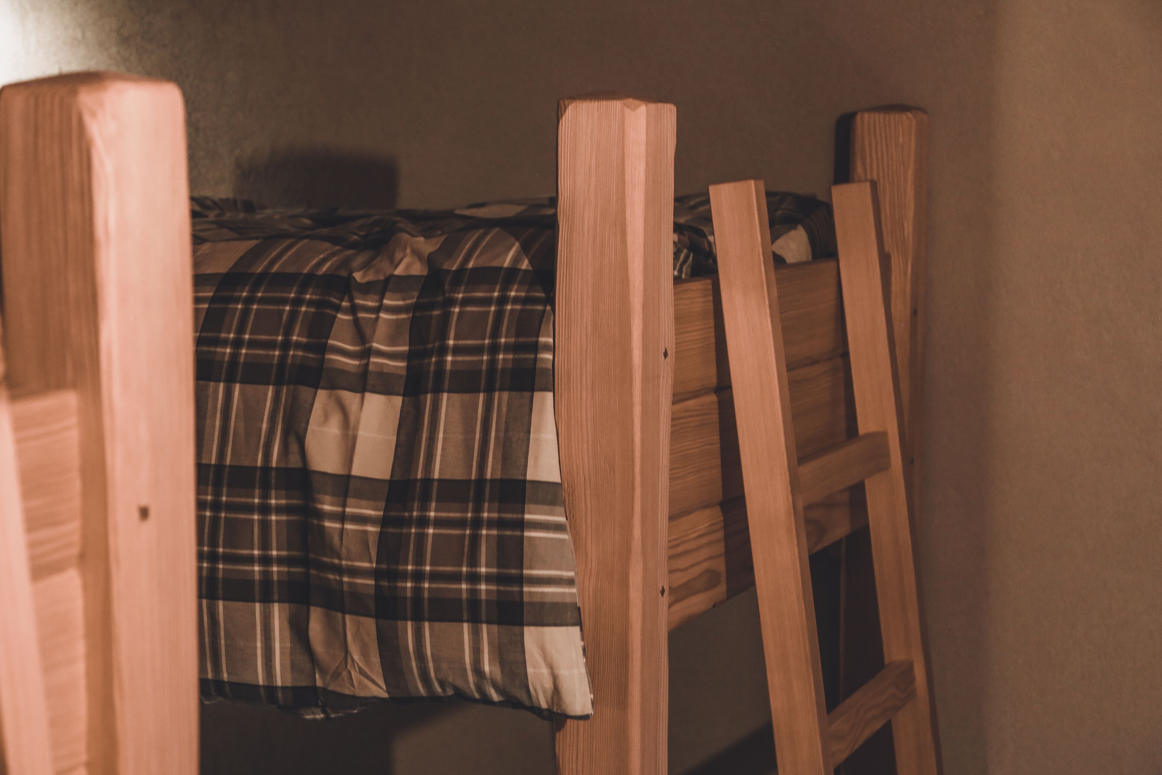 Un letto a castello con una coperta a quadri.