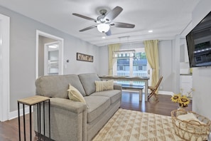 TV - ☀️Walking Trail☀️XL Fenced Backyard ☀️Cul-de-sac☀️800ft² ☀️💤 Street☀️ (Mission)