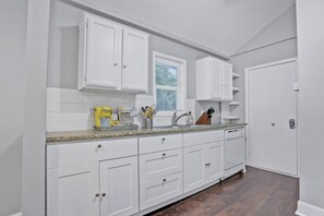 Fridge, microwave, oven, stovetop - ☀️Walking Trail☀️XL Fenced Backyard ☀️Cul-de-sac☀️800ft² ☀️💤 Street☀️ (Mission)