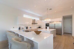 冷蔵庫、オーブン、コンロ、食器洗い機