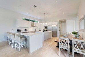 冷蔵庫、オーブン、コンロ、食器洗い機