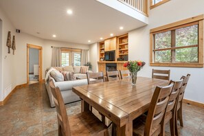 TV connectée, livres, chaîne hi-fi